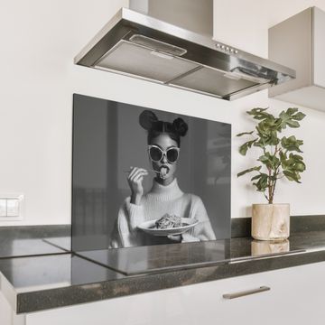 Spritzschutz Küche - Frau - Nudeln - Sonnenbrille