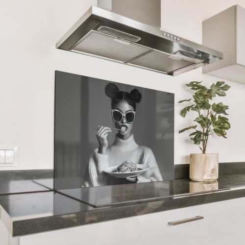 Spritzschutz Küche - Frau - Nudeln - Sonnenbrille