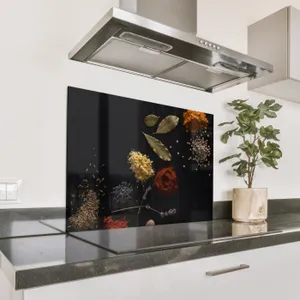 Spritzschutz Küche - Kontrastreiche Gewürzpalette