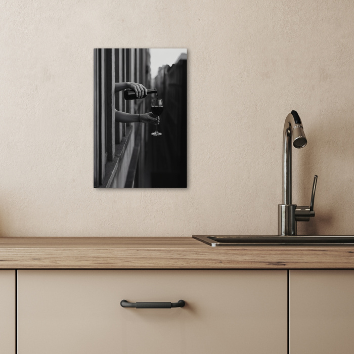 Wijnfles - Glas - Handen - Raam KitchenYeah - Keuken - Canvas klein -sfeer2