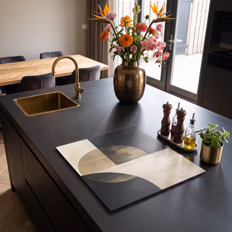 Herdabdeckplatte - Geometrische Balance in Schwarz und Gold — 2