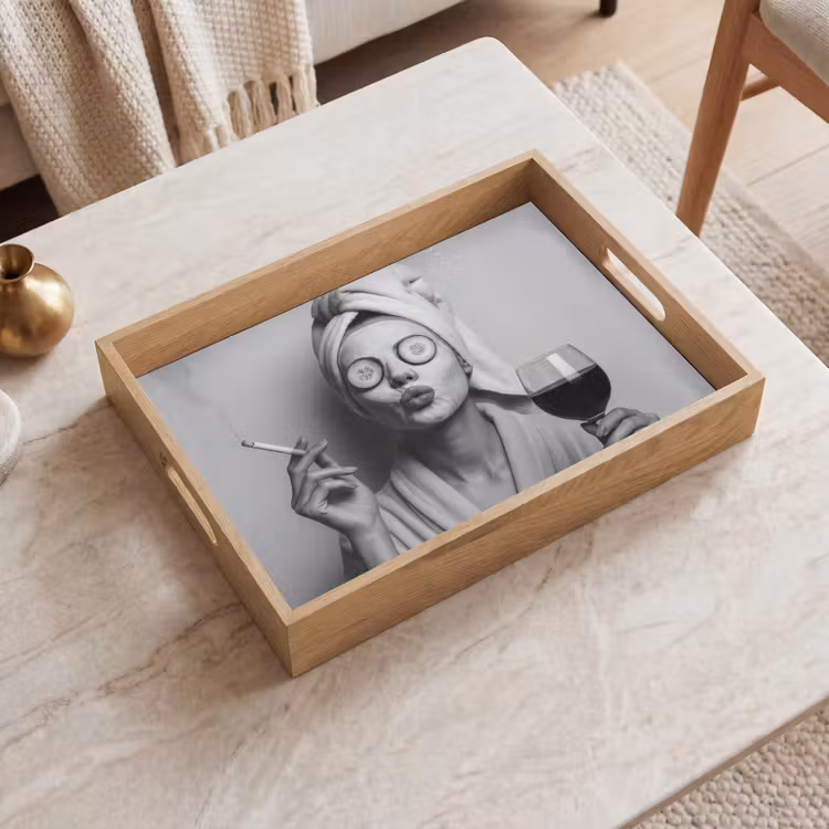 Tablett - Frau - Maske - Wein - Zigarette — 2