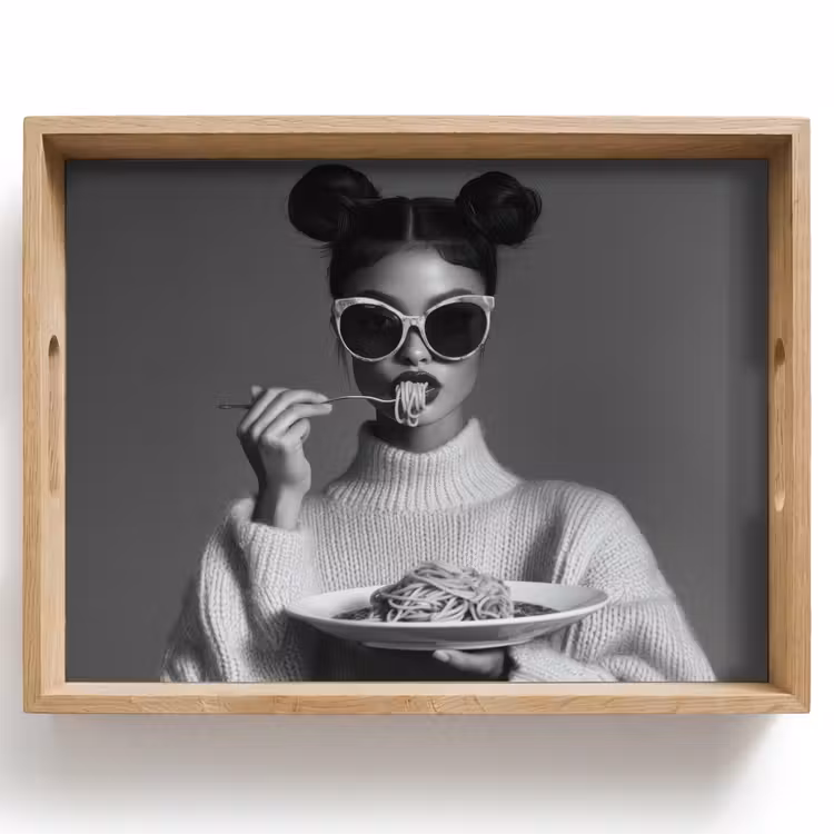 Tablett - Frau - Nudeln - Sonnenbrille — 1