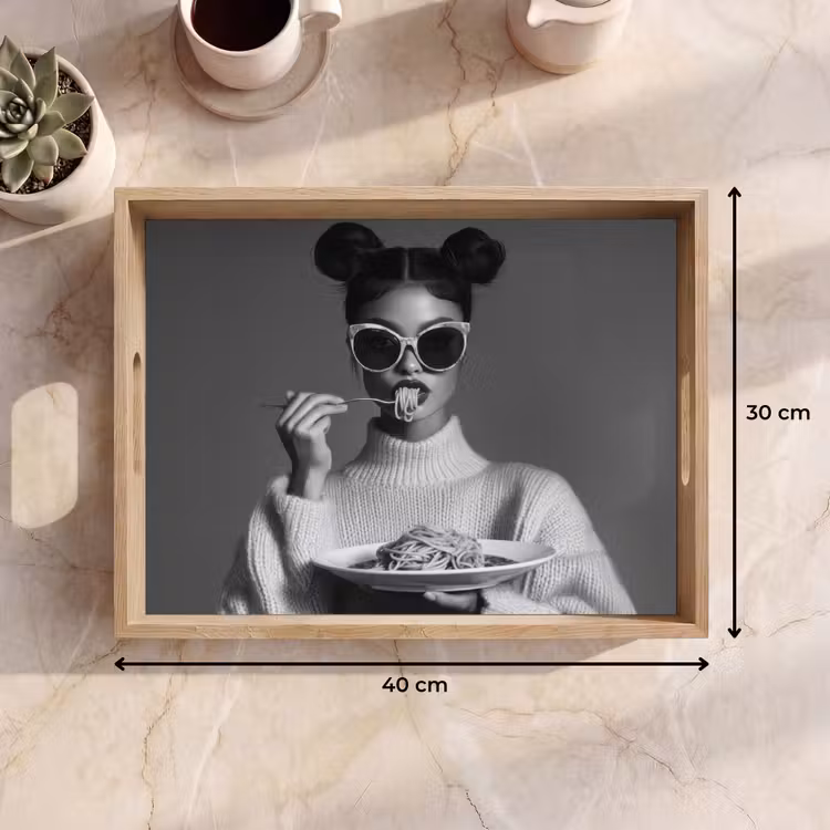 Tablett - Frau - Nudeln - Sonnenbrille — 7