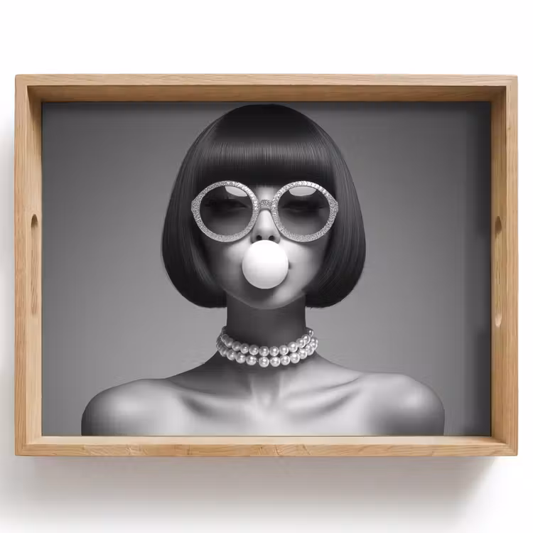 Tablett - Frau - Schwarz und weiß - Halskette - Sonnenbrille — 1