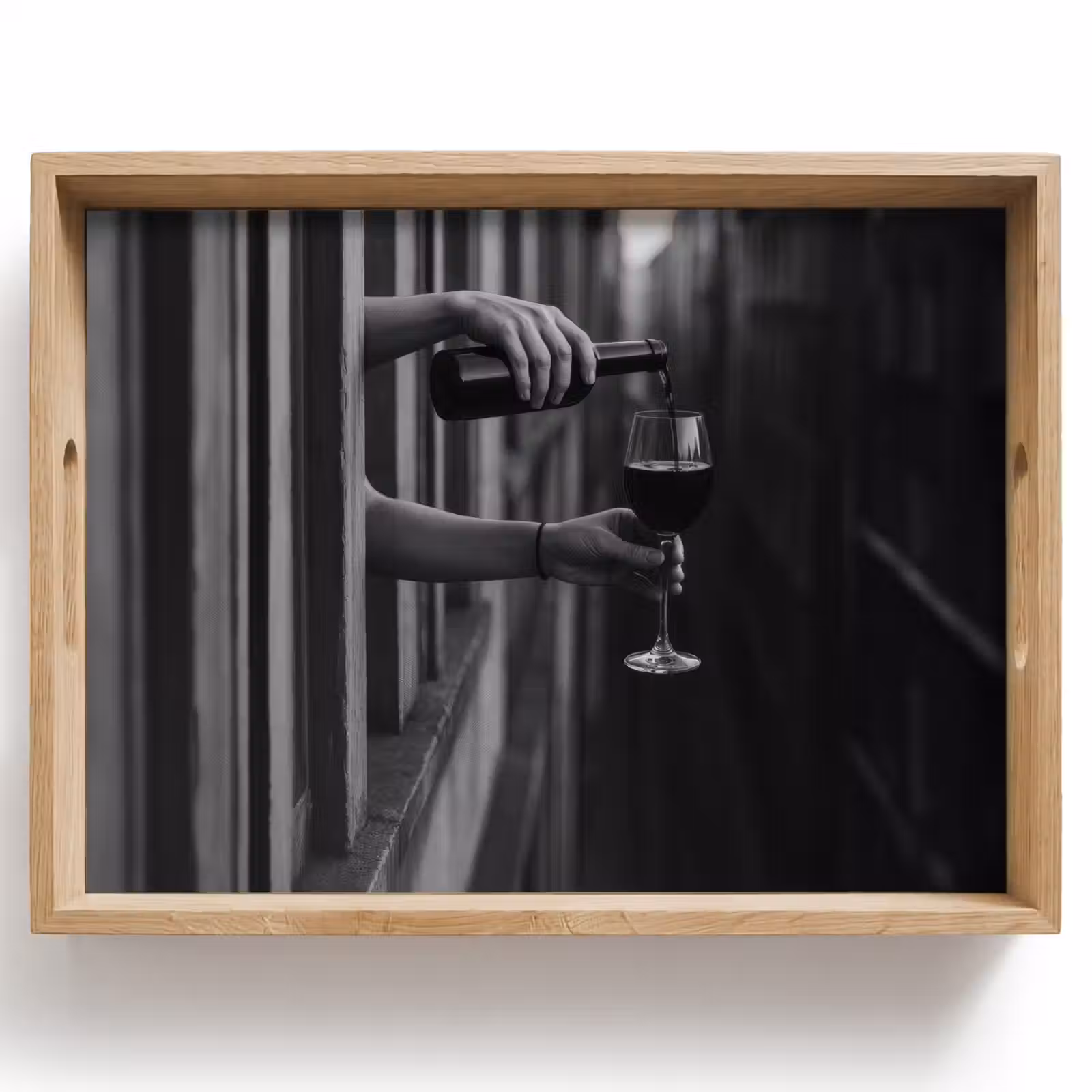 Tablett - Weinflasche - Glas - Hände - Fenster — 1