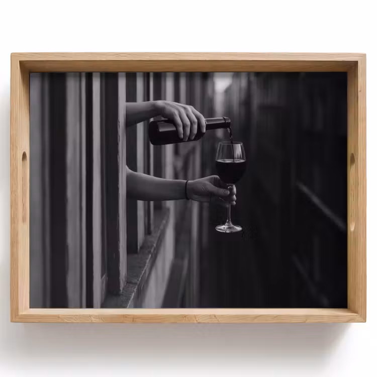 Tablett - Weinflasche - Glas - Hände - Fenster — 1