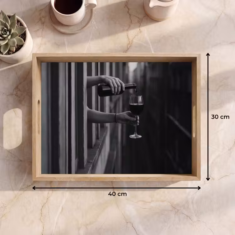 Tablett - Weinflasche - Glas - Hände - Fenster — 7