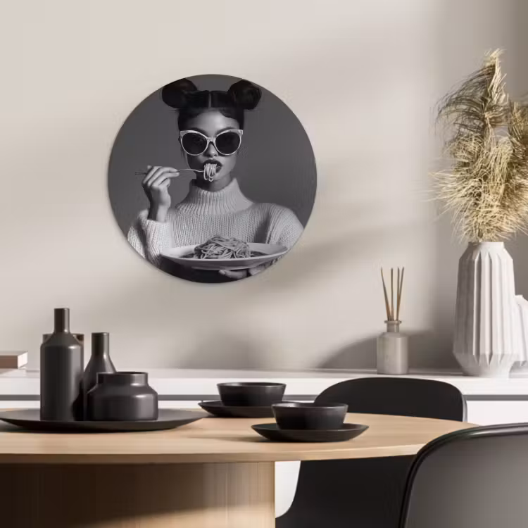 KitchenYeah - Küche - Forex Wandkreis - Frau - Nudeln - Sonnenbrille — 1