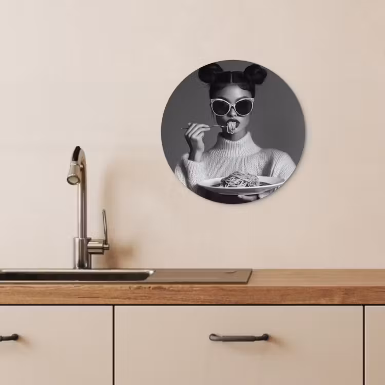 KitchenYeah - Küche - Forex Wandkreis - Frau - Nudeln - Sonnenbrille — 3