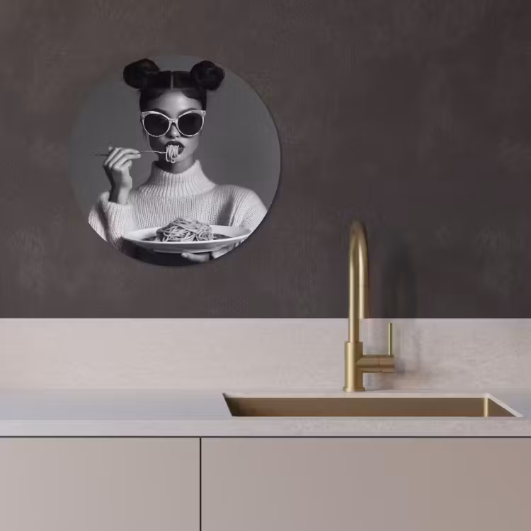 KitchenYeah - Küche - Forex Wandkreis - Frau - Nudeln - Sonnenbrille — 4