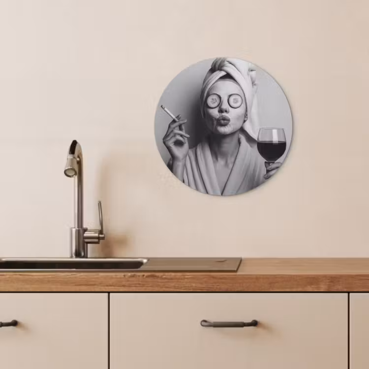 Runde Bilder - Frau - Maske - Wein - Zigarette — 3