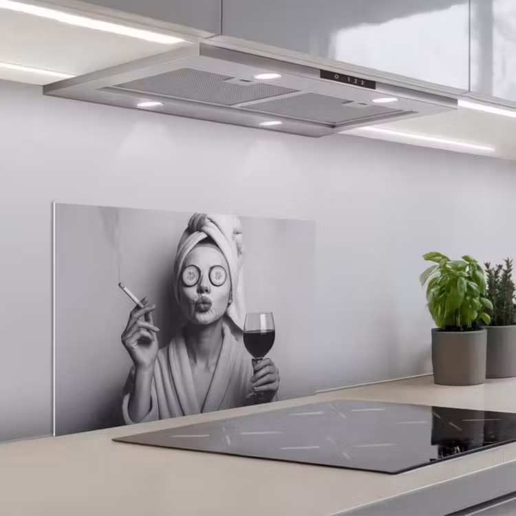 Spritzschutz Küche - Frau - Maske - Wein - Zigarette — 1
