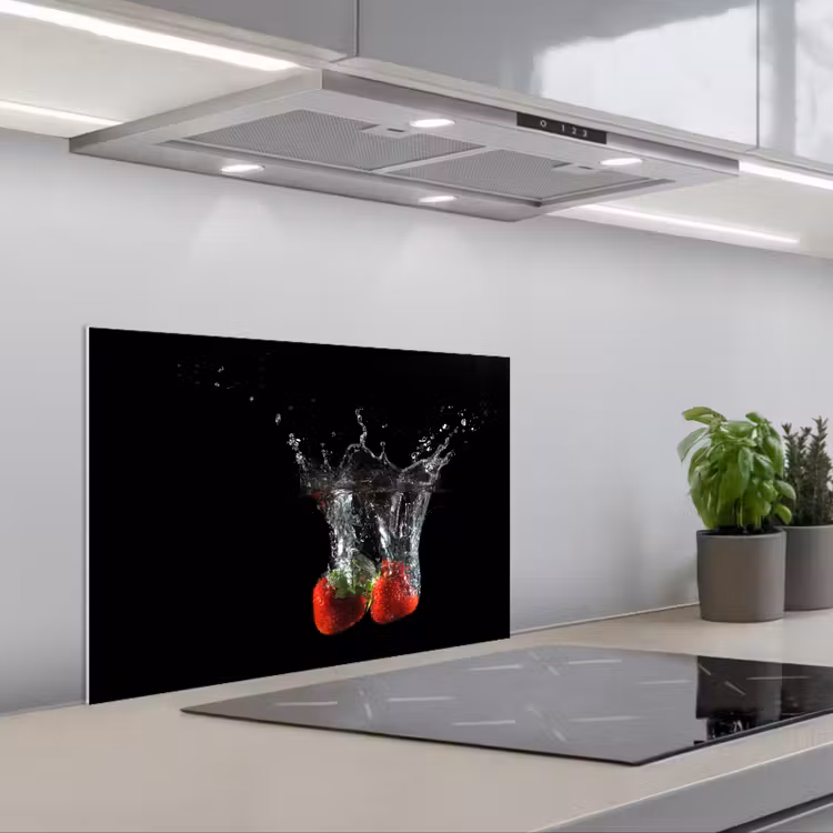 Spritzschutz Küche - Erdbeeren - Obst - Wasser - Schwarz - Rot — 1