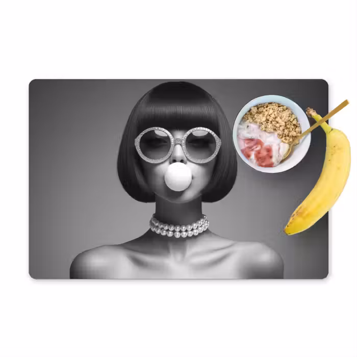 Tischset - Frau - Schwarz und weiß - Halskette - Sonnenbrille